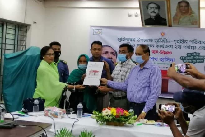 দ্বিতীয় ধাপে মুজিববর্ষে ঘর উপহার পেল শরীয়তপুরের ১২শ পরিবার