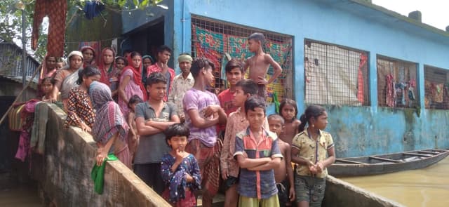 সুনামগঞ্জে খাবার ও পানি সংকটে বানভাসিরা