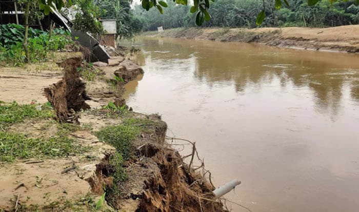 ‘সাহায্য চাই না, মহারশি নদীতে বেড়িবাঁধ চাই’