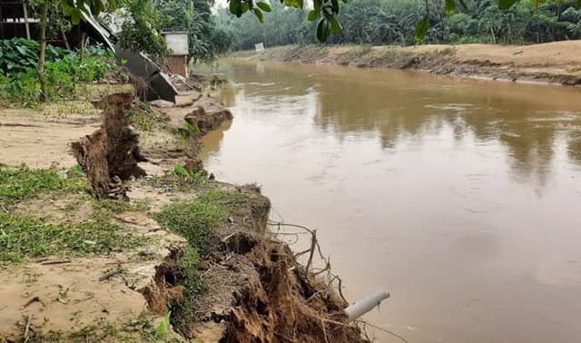 ‘সাহায্য চাই না, মহারশি নদীতে বেড়িবাঁধ চাই’