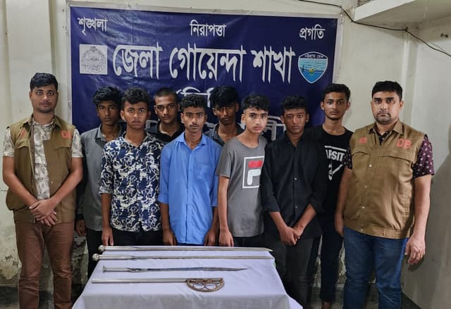 নোয়াখালীতে কিশোর গ্যাং গ্রুপের ৮ সদস্য গ্রেফতার, অস্ত্র উদ্ধার