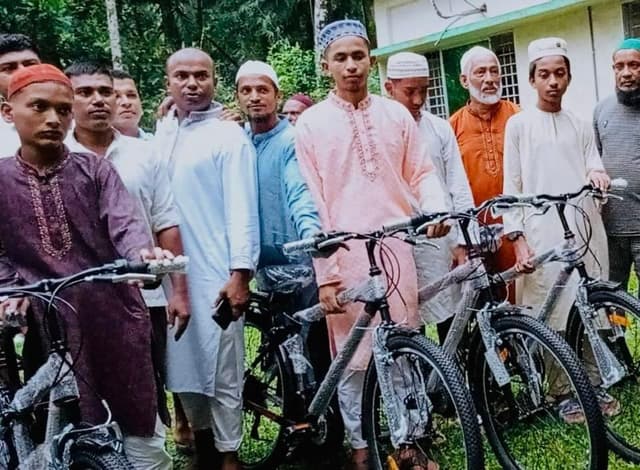 ৪১ দিন জামাতে নামাজ পড়ায় সাইকেল উপহার পেল দেড় শতাধিক তরুণ-যুবক