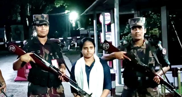 হিলি সীমান্তে বিজিবির কাছে বাংলাদেশী তরুণীকে ফেরত দিয়েছে বিএসএফ