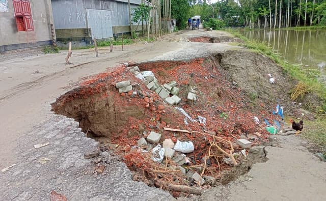 ভূরুঙ্গামারীতে সড়ক ভেঙে যোগাযোগ বিচ্ছিন্ন, ভোগান্তিতে ২০ হাজার মানুষ