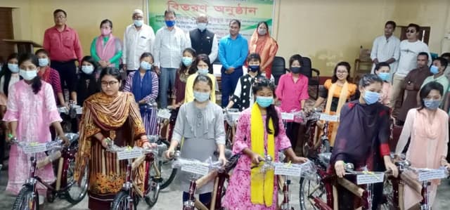 রাখাইন শিক্ষাথীর্রা পেলো প্রধানমন্ত্রীর উপহার