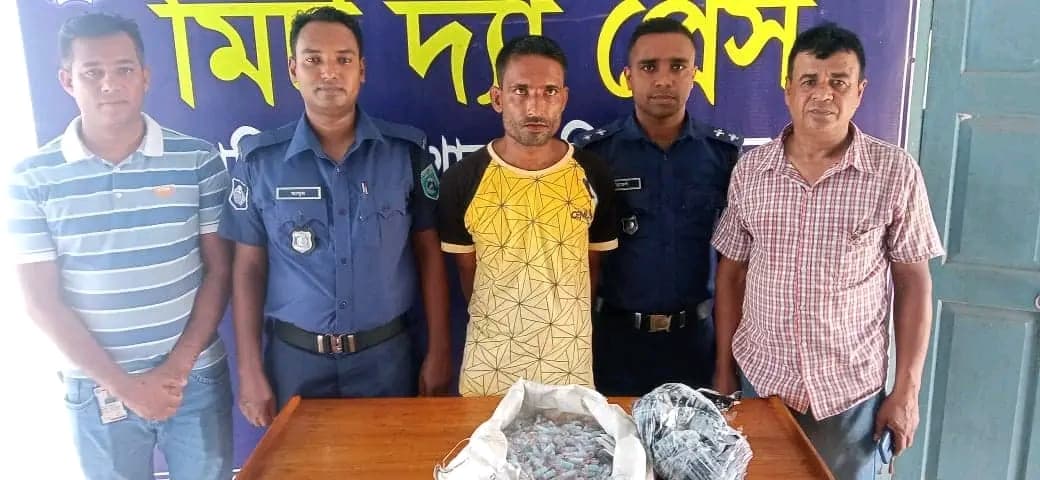 হিলিতে মাদকদ্রব্য এ্যাম্পলসহ এক জন আটক