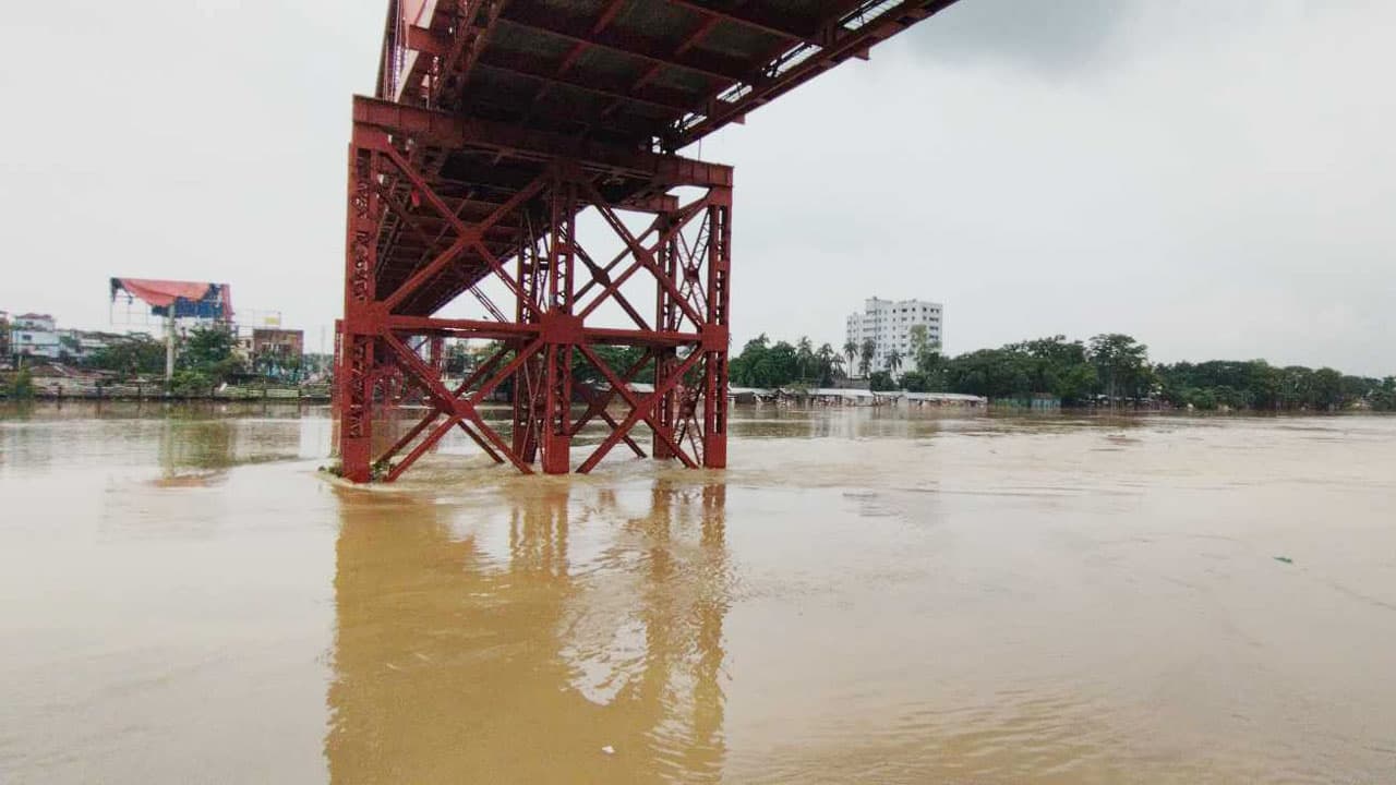 সিলেটে কমছে বন্যার পানি, দেখা মিলেছে রোদের