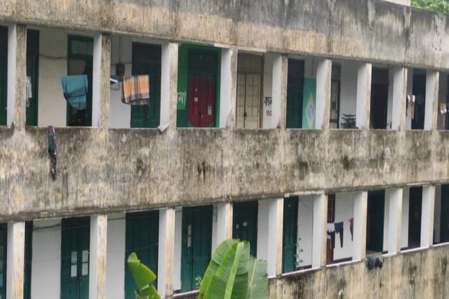 বন্ধ ঢাবির হলে থাকছেন ছাত্রলীগ নেতাকর্মীরা, উপাচার্য জানেন না