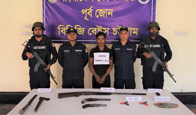 কোস্টগার্ডের অভিযানে কুখ্যাত ডাকাত সর্দার সাজ্জাদ অস্ত্র-গুলিসহ আটক