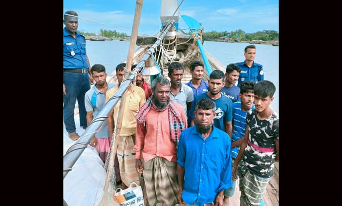 সমুদ্রে মাছ ধরার অপরাধে ১১ জেলেকে আটক