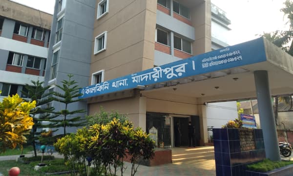 কালকিনিতে পুলিশ সদস্যের স্ত্রীর আত্মহত্যা, স্বজনদের দাবি হত্যা