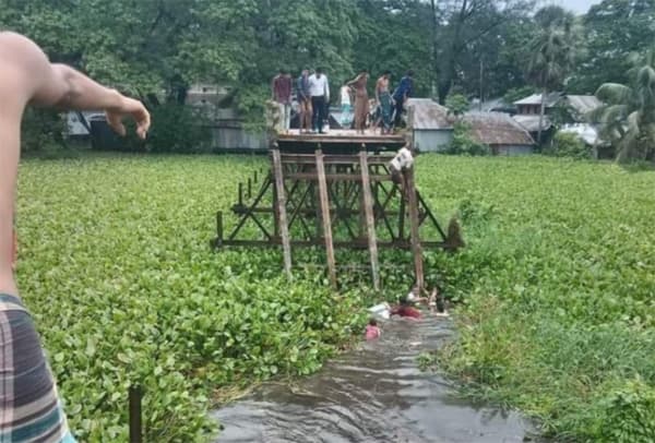 ব্রিজ ভেঙে বরযাত্রীবাহী মাইক্রোবাস খালে, নিহত ১০
