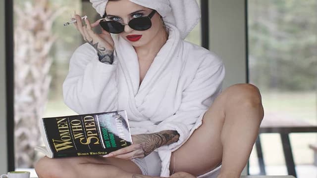 বগলের কেশ বিক্রি করেই লক্ষাধিক টাকা আয় তরুণীর!