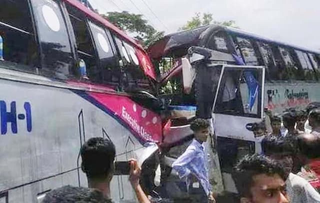 বরিশাল-ঢাকা মহাসড়কে দুই বাসের মুখোমুখি সংঘর্ষে আহত ২৫