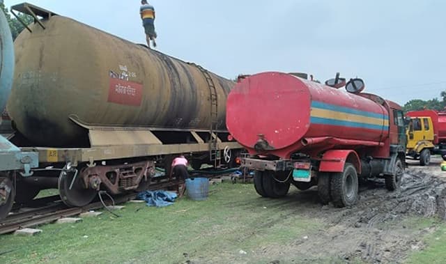 হিলিতে ভারত থেকে রেল পথে এলো চিটাগুড়