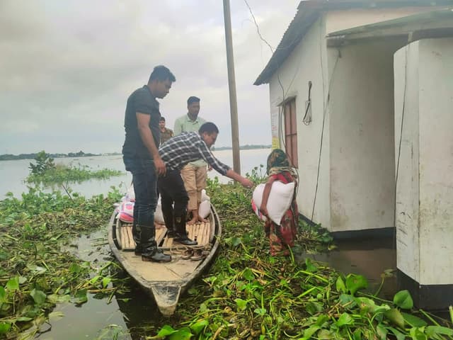সরাইলে পানিবন্দি মানুষের পাশে ইউএনও মৃদুল