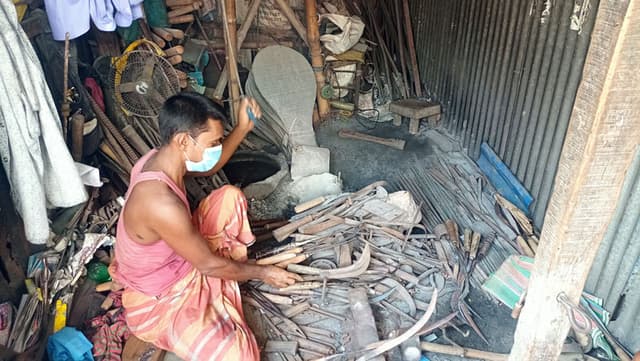 গোয়ালন্দে ব্যস্ত সময় কাটাচ্ছেন কামাররা