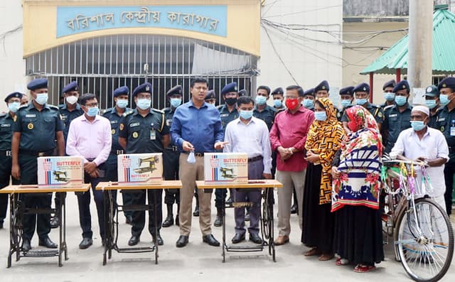 বরিশালে মুক্তিপাওয়া কারাবন্দিদের ভ্যান ও সেলাই মেশিন বিতরণ