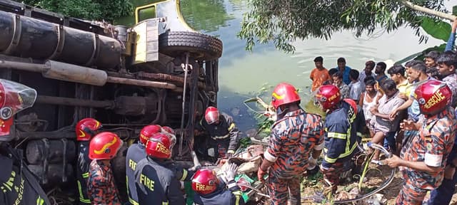 ট্রাকচাপায় সিএনজি অটোরিকশার ৫ শিক্ষক নিহত