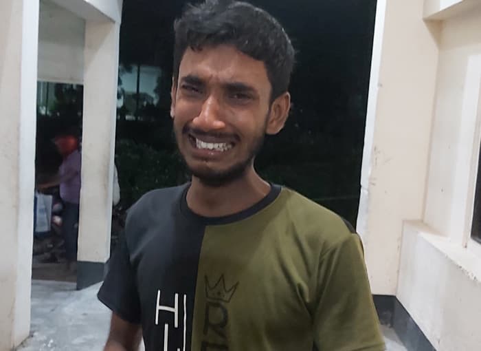 জম্ম সনদের আবেদন ফি না দেওয়ায় ছাত্রকে পিটিয়ে আহত