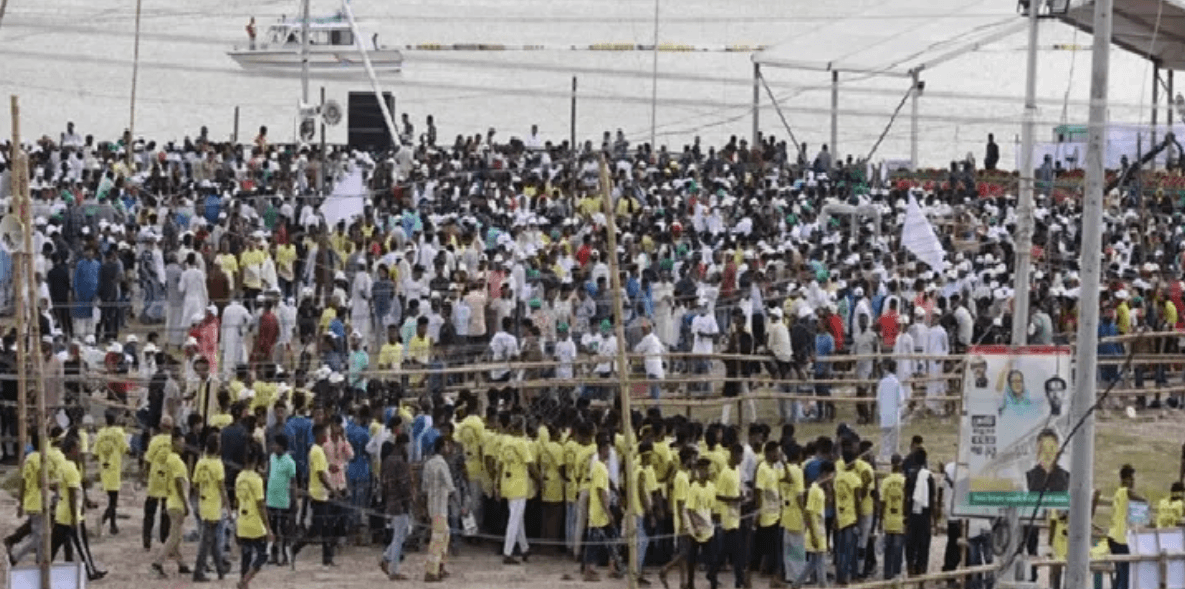 পদ্মা সেতু উদ্বোধন উপলক্ষে পদ্মার পাড়ে জনতার ঢল