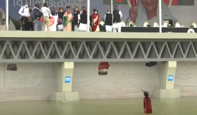 সাঁতরে গিয়ে প্রধানমন্ত্রীর সঙ্গে কথা বললো কিশোরী