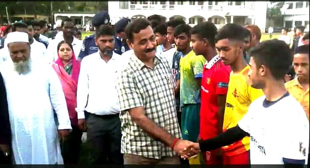 হিজলায় বঙ্গবন্ধু ও বঙ্গমাতা জাতীয় গোল্ডকাপ ফুটবল টুর্নামেন্টের সমাপনী অনুষ্ঠিত