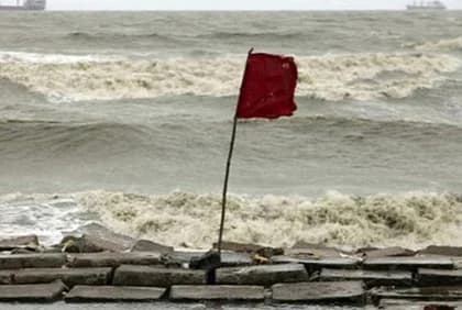 ৬০ কিলোমিটার বেগে ঝড়ের পূর্বাভাস, সমুদ্রবন্দরে ৩ নম্বর সতর্ক সংকেত