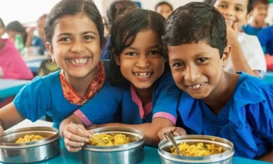 প্রাথমিকে বড় পরিসরে ফিরতে যাচ্ছে মিড-ডে মিল