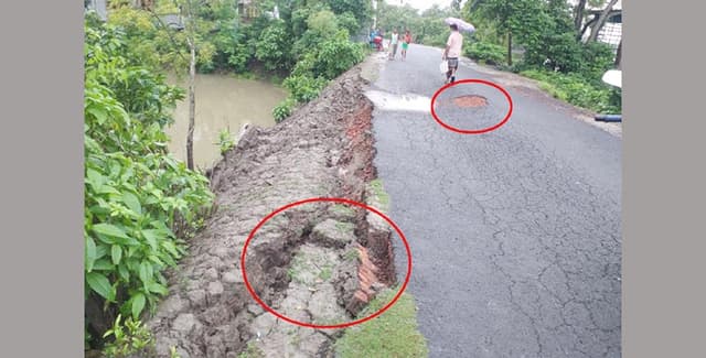 আশাশুনির তেঁতুলিয়া সড়কে একাধিক স্থানে ধস, ঝুঁকি