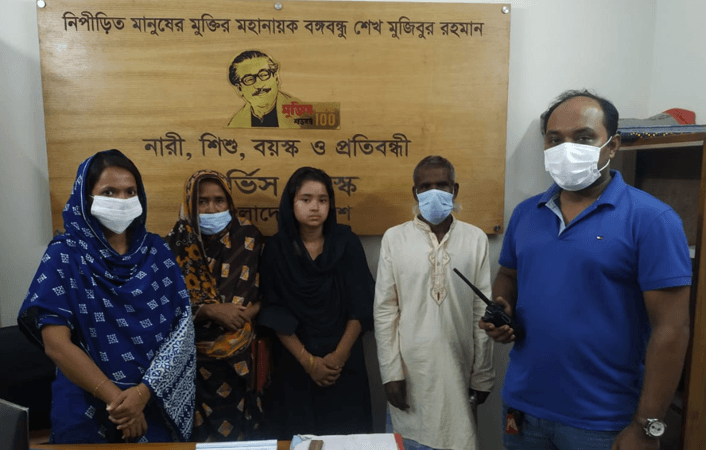 হারিয়ে যাওয়া মেয়েকে বাবা-মায়ের কাছে তুলে দিলেন পুলিশ