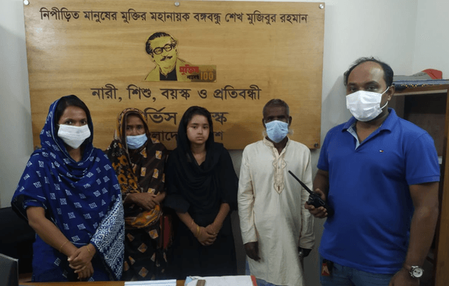 হারিয়ে যাওয়া মেয়েকে বাবা-মায়ের কাছে তুলে দিলেন পুলিশ