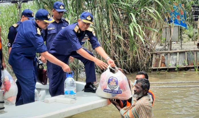 বন্যার্তদের ত্রান দিলেন কোস্টগার্ড মহাপরিচালক