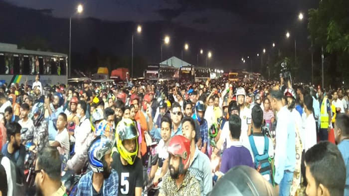 রাতের পদ্মা সেতুতে উপচেপড়া ভিড়