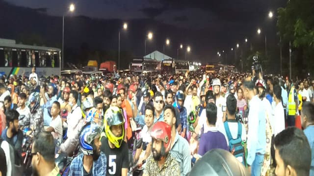 রাতের পদ্মা সেতুতে উপচেপড়া ভিড়