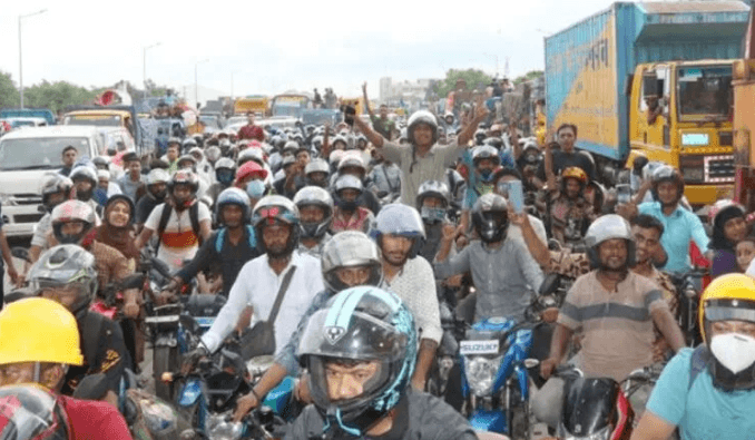 পদ্মা সেতুর মাওয়া প্রান্তে গাড়ির দীর্ঘ সারি