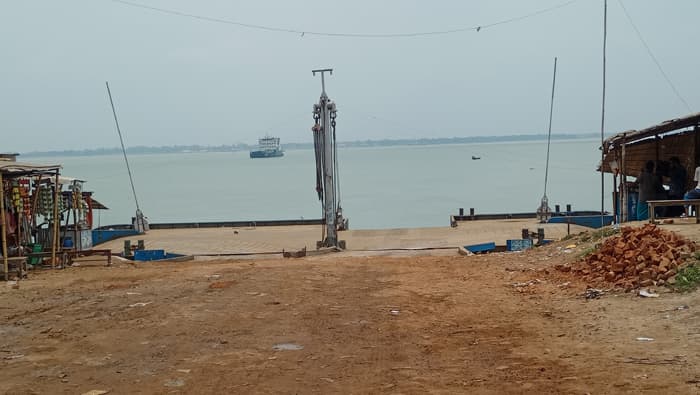 পদ্মা সেতু চালু, যানবাহন শূন্য ফেরিঘাট
