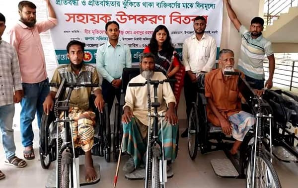 আত্রাইয়ে প্রতিবন্ধীদের মাঝে সহায়ক উপকরণ বিতরণ