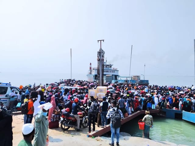 গ্রামে ছুটছে মানুষ, শিমুলিয়ায় জনস্রোত