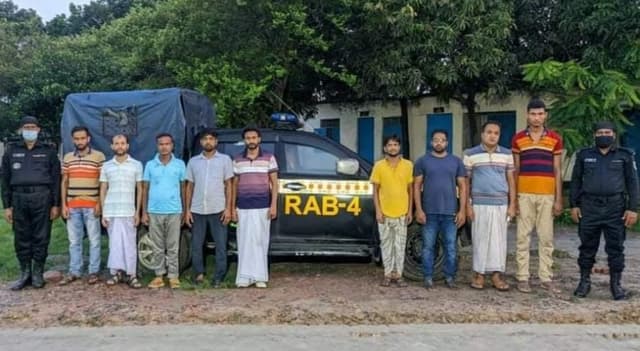 যুবলীগের সাইনবোর্ডে ডাকাতি, আটক ৯