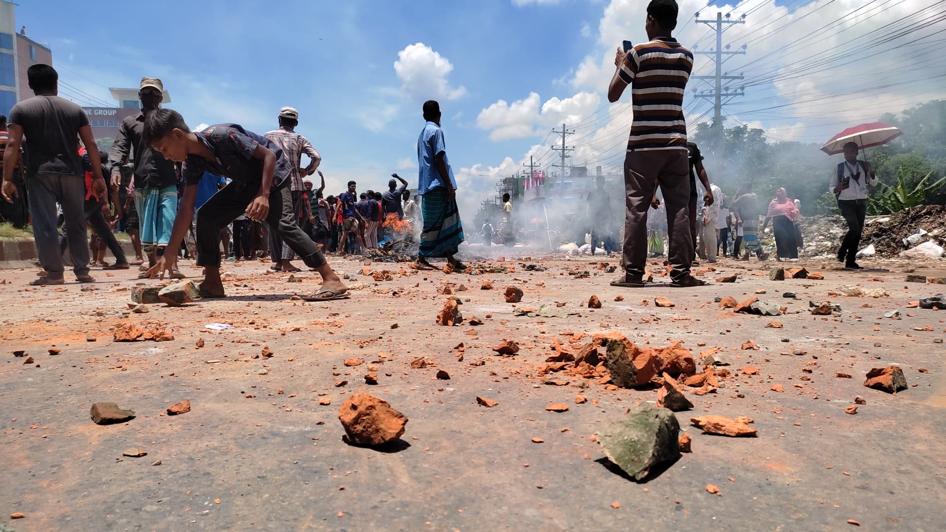 হাইওয়ে পুলিশের চাঁদাবাজি, মহাসড়ক অবরোধ