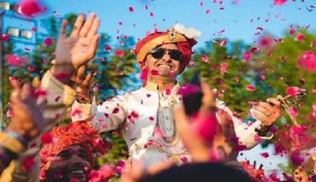 বন্ধুদের রেখে বিয়ে করায় ৬০ লাখ টাকার মানহানির মামলা