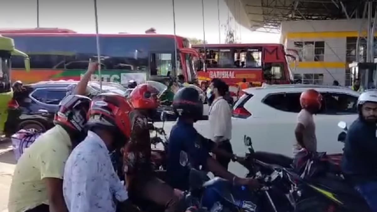 জোর করে সেতু পার হওয়ার চেষ্টা, বাইকারদের বিক্ষোভ