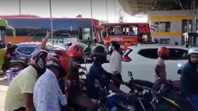 জোর করে সেতু পার হওয়ার চেষ্টা, বাইকারদের বিক্ষোভ