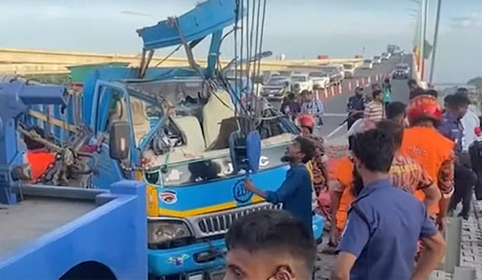 পদ্মা সেতুর মাওয়া প্রান্তে ট্রাক উল্টে আহত-৩