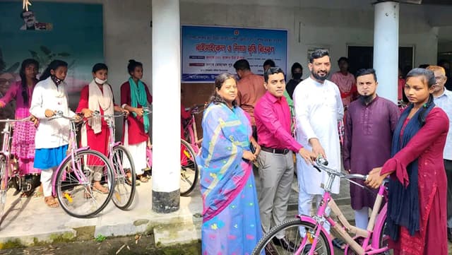 হিলিতে আদিবাসী শিক্ষার্থীদের মাঝে বাইসাইকেল বিতরণ