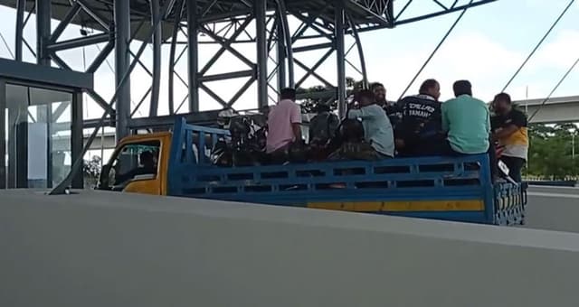 পিকআপে পদ্মা সেতু পার হচ্ছে মোটরসাইকেল