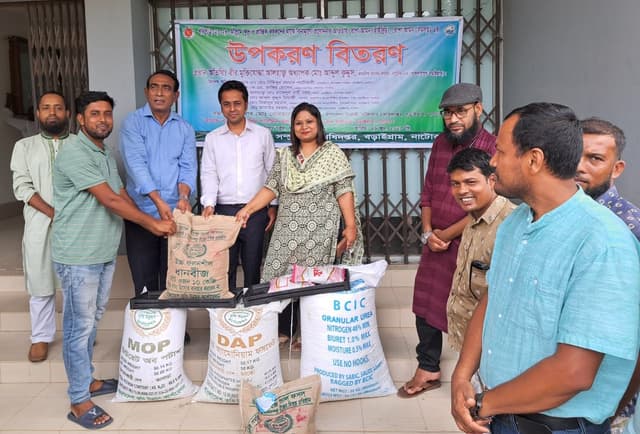 বড়াইগ্রামে প্রযুক্তি নির্ভর কৃষির উপকরণ বিতরণ