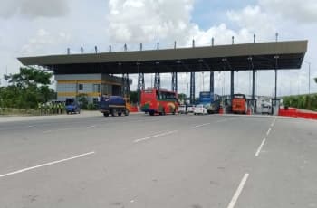 বাসের ধাক্কায় পদ্মা সেতুর বুথের ব্যারিয়ার ক্ষতিগ্রস্ত