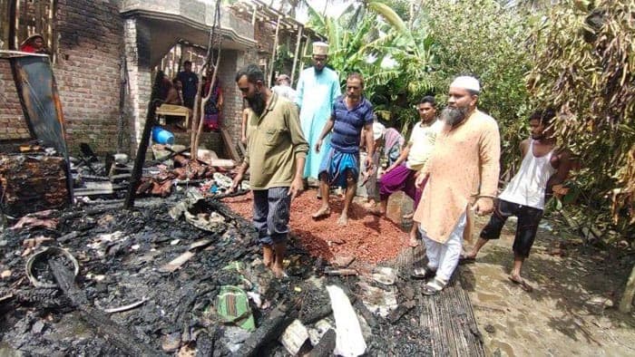 মোংলায় আগুনে পুড়ল দিনমজুরে স্বপ্ন